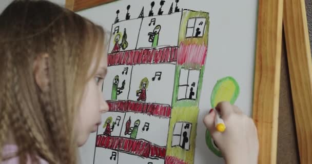 Kız balkona insan çiziyor. Çocuk bir virüs çiziyor. İtalya. İspanya. Coronavirüs. — Stok video