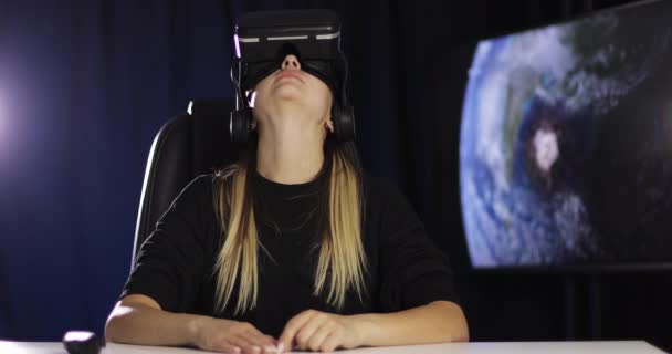 Belle jeune fille portant casque de réalité virtuelle . — Video