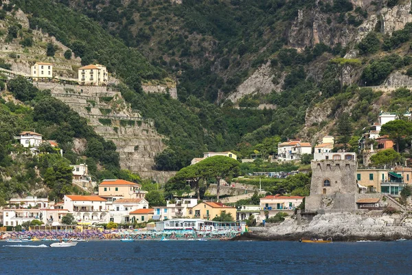 Veduta della città di mare dall'acqua — Foto Stock