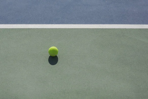 青と緑のハードコートでテニス ・ ボールが白い線と分かれてください。 — ストック写真