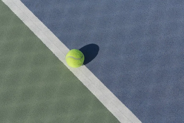 Tennisbal op de blauwe en groene harde rechter verdeeld met witte lijn — Stockfoto