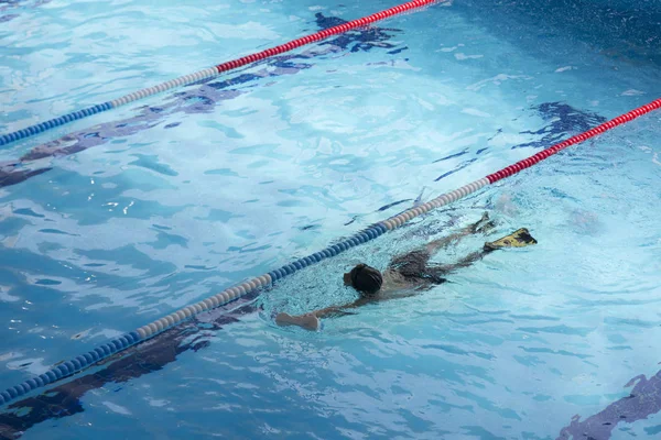 Niños nadando en la piscina — Foto de Stock