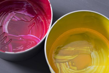 Üst eski Cmyk boya... kutularını koyu arka plan üzerinde görüntüleyin. Renkli bac