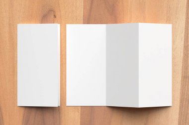 Thrifold - üç broşür sahte ahşap arka plan üzerine katlayın. 3D 