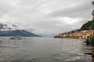 Bellagio binaları ile bulutlu gün Como Gölü'nün görünümü