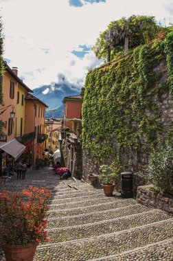 Bellagio içinde kahkaha ile hillside, binalar ve duvar sokak görünümü