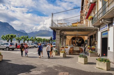 Cadde boyunca Bellagio Como Gölü kıyısındaki üzerinde yürüyen insanlar görünümünü