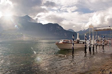 Como Gölü'nün görünümünde bir bulutlu gün Motorlu tekne ve Bellagio limanda