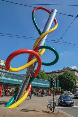 Arka plan mavi gökyüzü ile renkli modern heykel görünümünü 