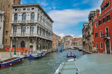 Görünümü Canal Grande'ye bakan kilise ve eski binalar