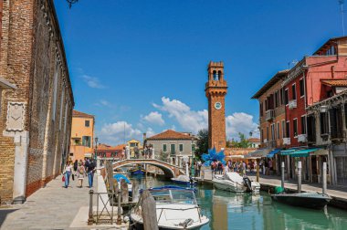 İnsanlar, binalar ve saat kulesi önünde canal Murano adlı görünümünü