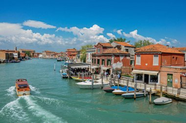 Binalar, kanal, Murano tekneler ve kişinin önünde görünümünü