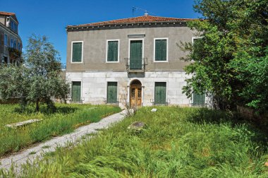 Murano ön bahçesinde buğday ile ev önden görünümü