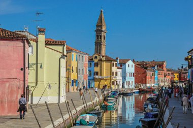 Renkli binaları, kule, insanlar ve tekneler bir kanal, Burano önünde