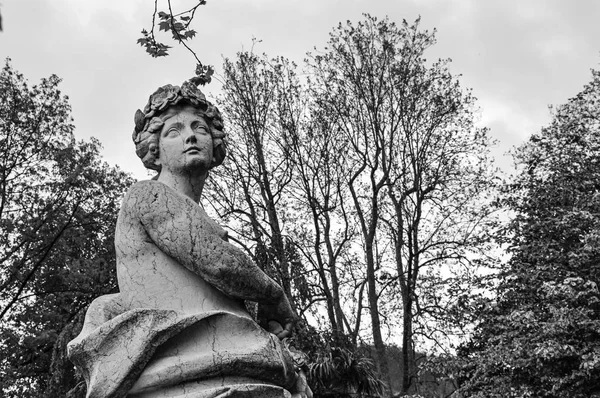 Primer plano de la escultura de mármol femenino en un día nublado y sombrío en el lago de Como . — Foto de Stock