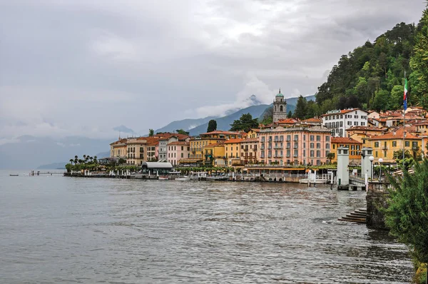 Veduta del Lago di Como in giornata nuvolosa con gli edifici di Bellagio — Foto Stock