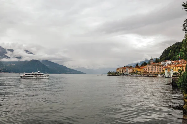 Vista do Lago de Como em dia nublado com os edifícios de Bellagio — Fotografia de Stock