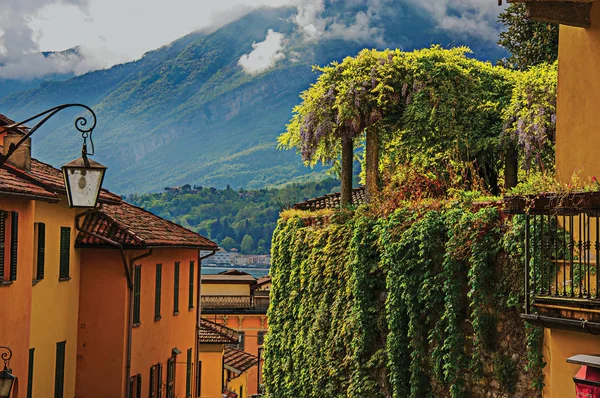 Vista lago di Como, balconi con tende aperte e bindweed a Bellagio — Foto Stock