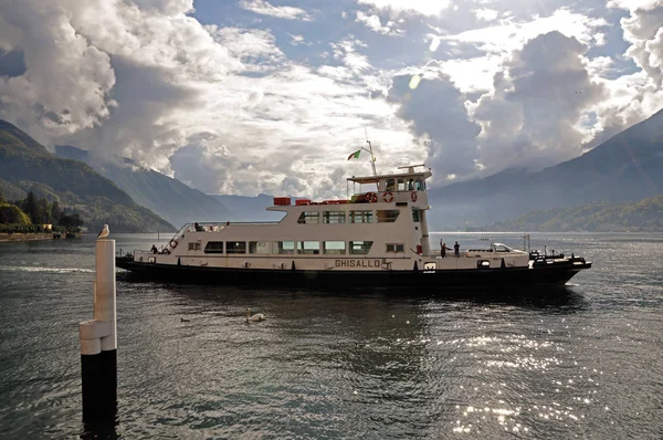 Como Gölü'nün görünümünde ön planda Bellagio tekne ile bulutlu bir günde