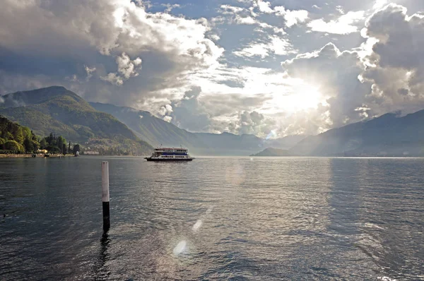 Vista do Lago de Como em um dia nublado com barco em primeiro plano em Bellagio — Fotografia de Stock