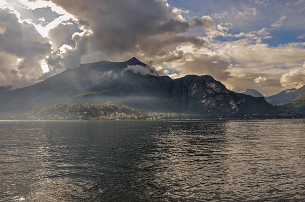 Vista do Lago de Como em um dia nublado com sol em Bellagio — Fotografia de Stock