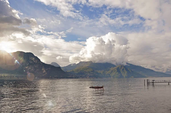Vista do Lago de Como em um dia nublado com sol em Bellagio — Fotografia de Stock