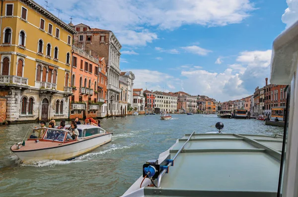View of the Grand Canal with boats and buildings on the bank — Stock Photo, Image
