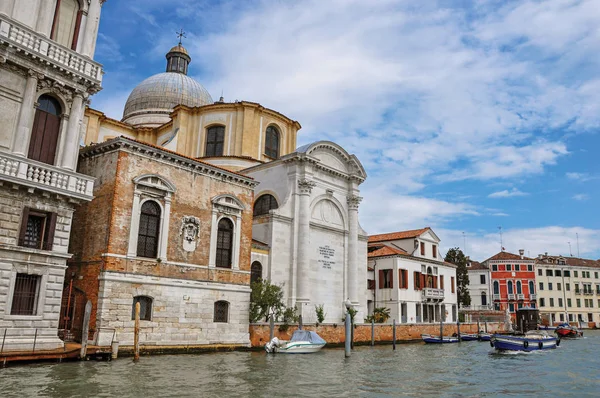 View of ancient buildings and church facing the Grand Canal — Stock Photo, Image