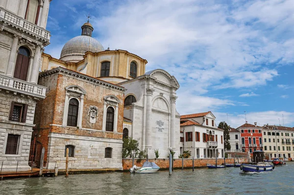 Görünümü Canal Grande'ye bakan kilise ve eski binalar