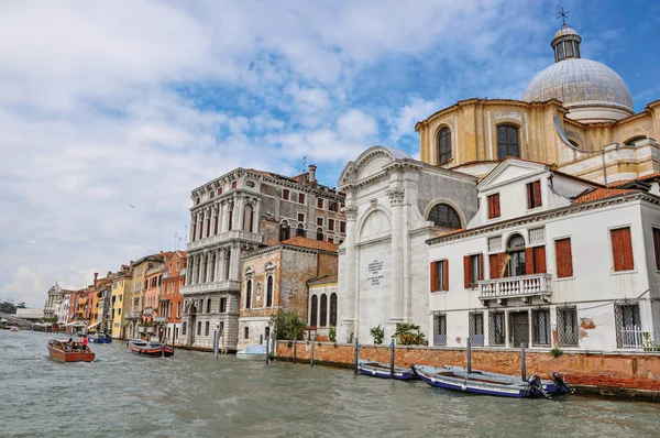 View of ancient buildings and church facing the Grand Canal — Stock Photo, Image