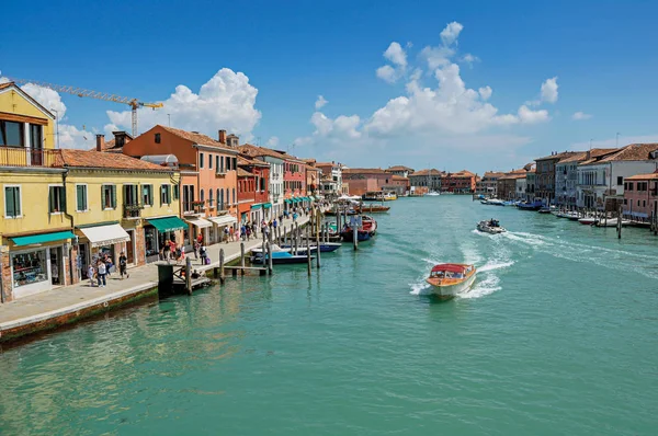 View of buildings, in front of canal, with people and boats in Murano — Stock Photo, Image