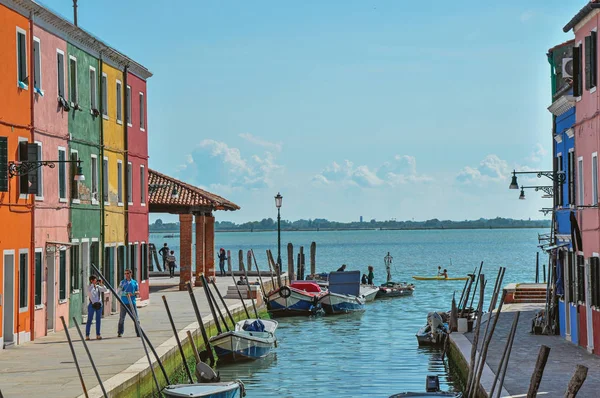 View of colorful buildings, people and boats in front of a canal at Burano — Stock Photo, Image