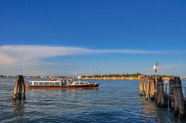 Venedik Lagünü iskele ve tekne ile panoramik manzaralı