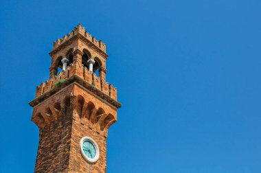 Saat Kulesi detayını tuğla Murano, arka planda güneşli mavi gökyüzü ile yapılan