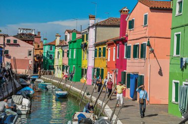 Renkli binaları, kule, insanlar ve tekneler bir kanal, Burano önünde