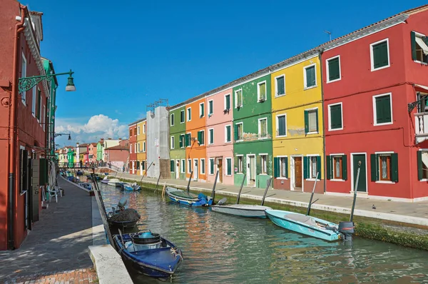 Vista panorámica de coloridos edificios y barcos frente a un canal — Foto de Stock