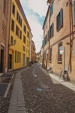 İnsanlar sokakta Ferrara tarihi merkezi tarafından