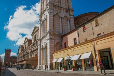 Eski insanlar ve dükkanlar ile bina görünümü