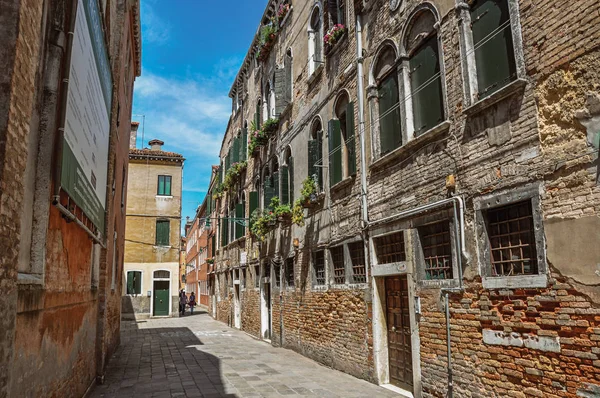 Vista de edificios antiguos en un callejón — Foto de Stock