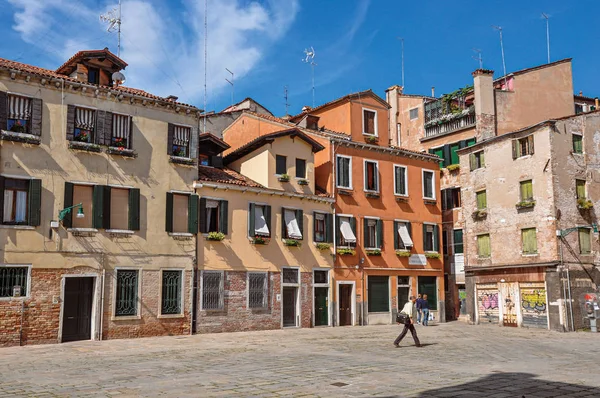 Vista de antiguos edificios coloridos y peatonales — Foto de Stock