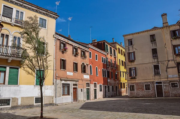 Vista de antiguos edificios coloridos en un callejón y plaza — Foto de Stock