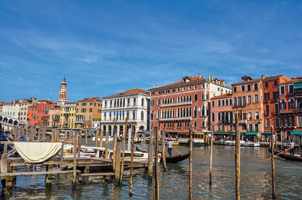 Overview of buildings, piers and gondolas — Stock Photo, Image