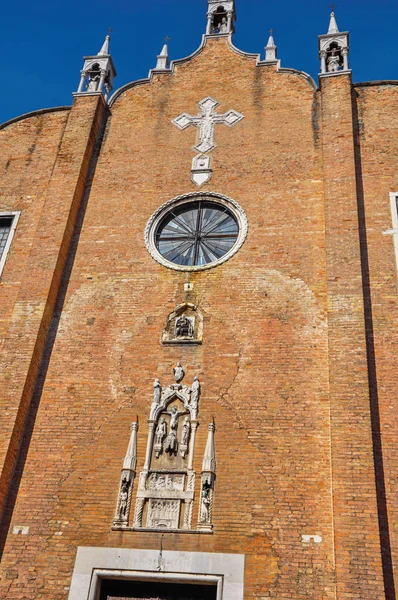 Tuğla bakış cephe heykelleri ile eski bir kilise, mermerden yapılmış.