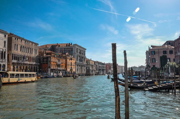 Overview of buildings, piers and gondolas — Stock Photo, Image