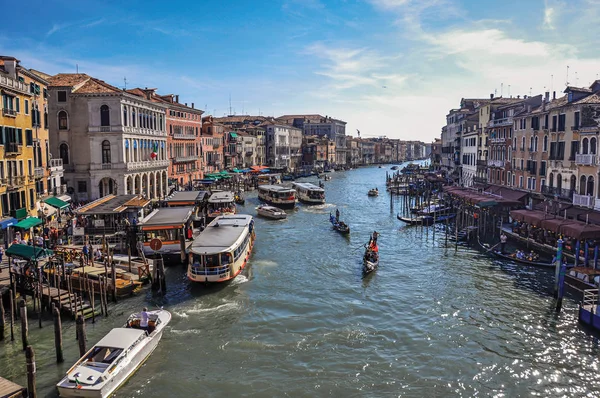 Overview of buildings, piers and gondolas — Stock Photo, Image