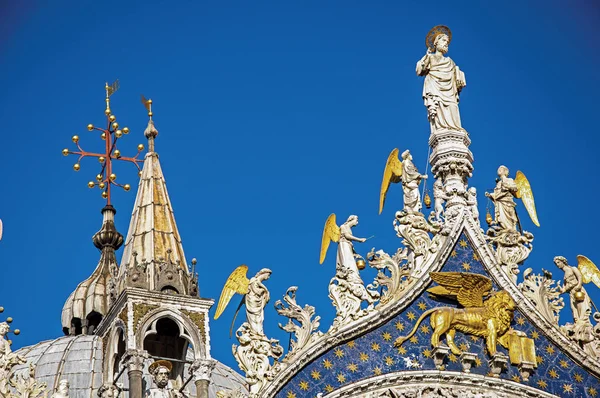 Heykeller ve mermer ve altın yapılan frontispiece genel bakış 