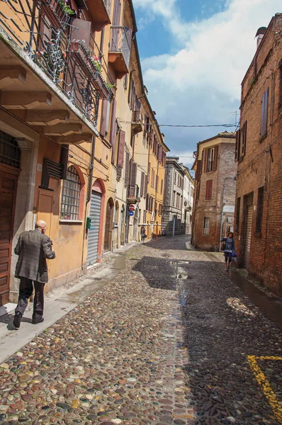 Viejo caminando por el callejón en el centro de Ferrara — Foto de Stock