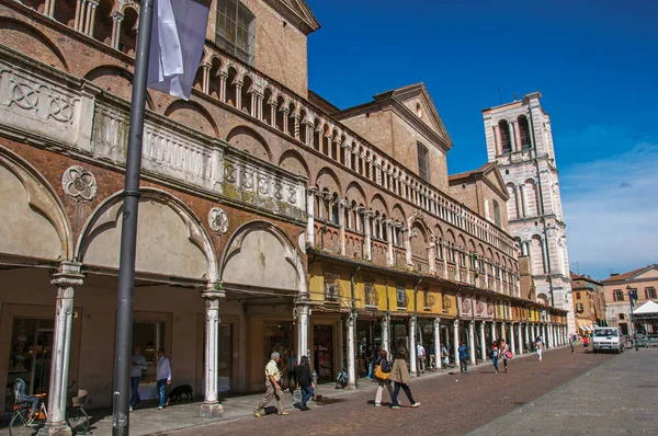 Eski insanlar ve dükkanlar ile bina görünümü