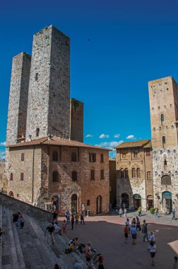 Kişi, eski binalar ve kuleleri ile kare görünümü