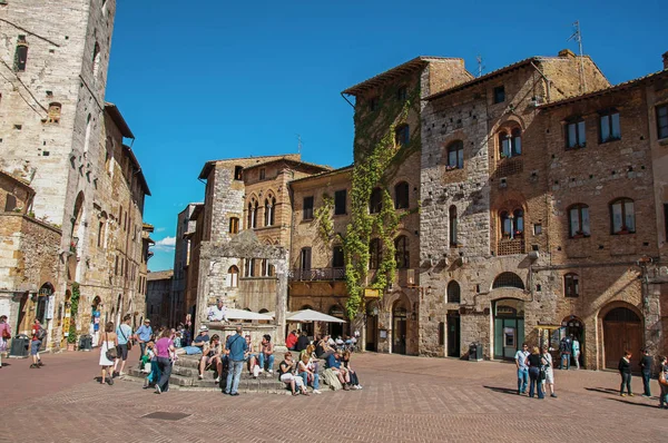 Kare insanlarla, San Gimignano eski binalarda görünümü